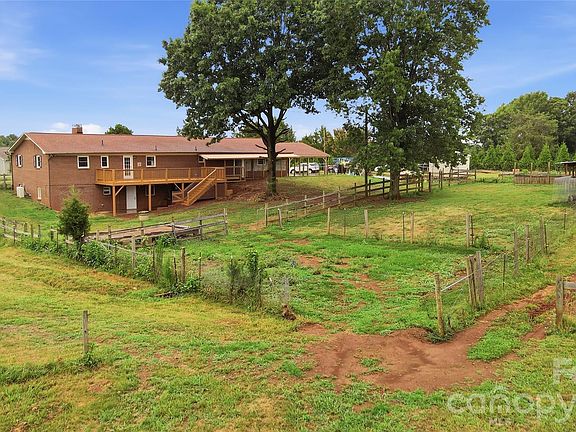 3rd image of 3881 Summerow Rd