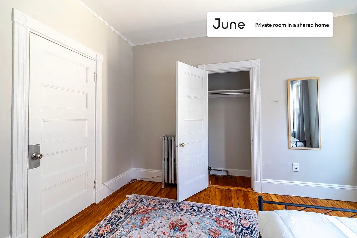 Queen bedroom in 5 bed/2 bath home in Brookline #1801 C — Photo 4