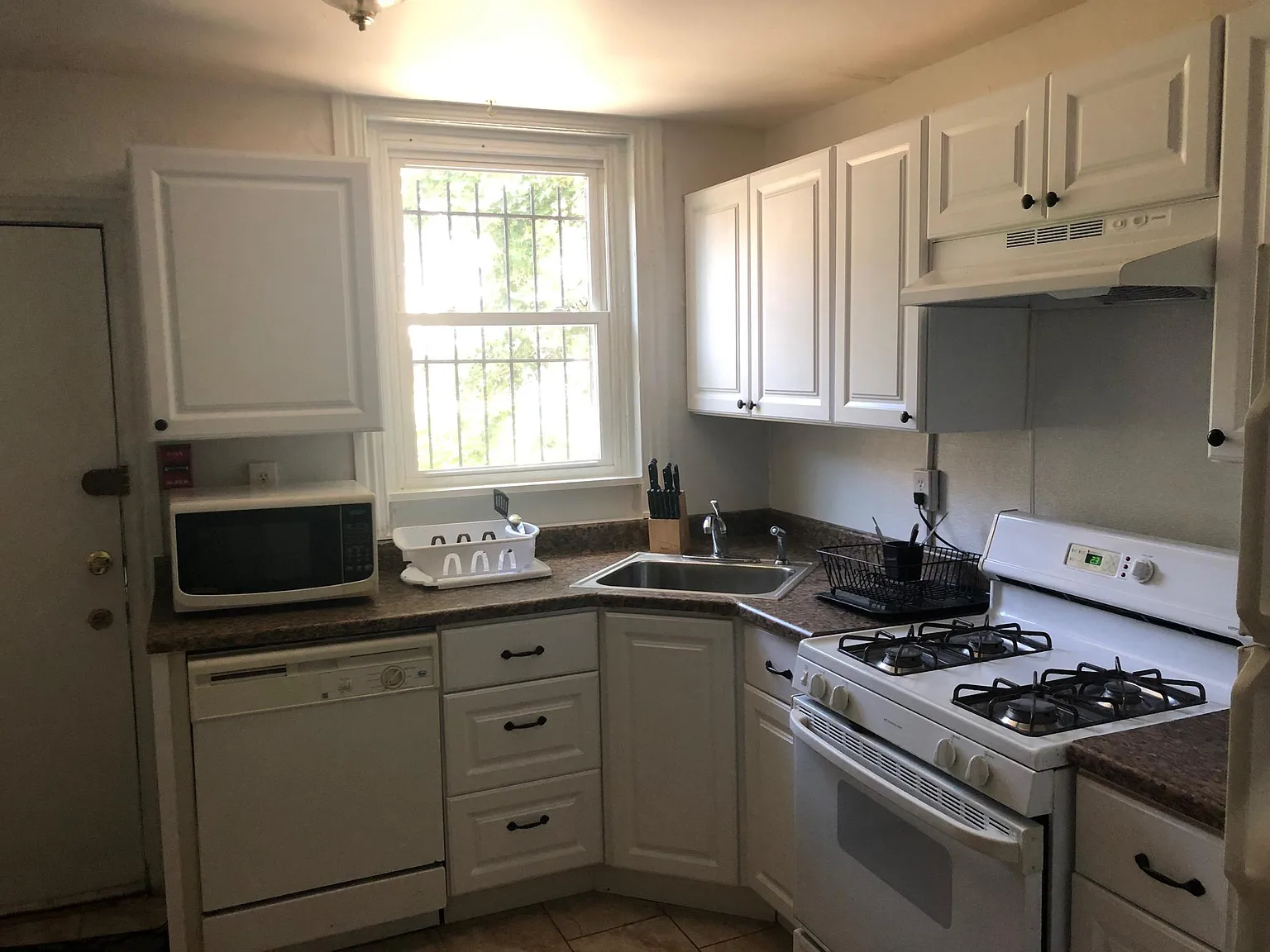 3 bed, 1050 sqft, $2,200 — Photo 4