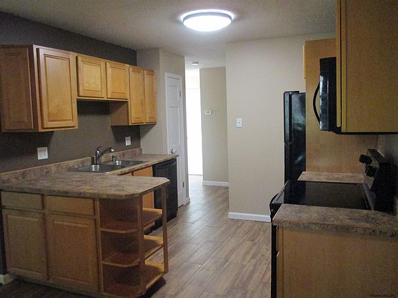 5th image of 215 Tallow Wood Dr