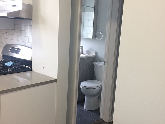 3rd image of 621 W Melrose St APT K2