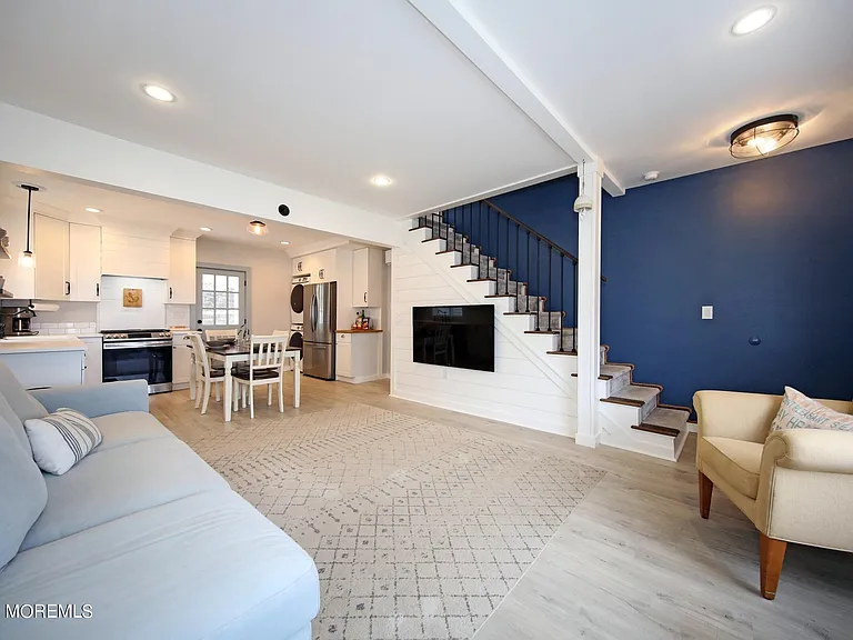 67 S Bay Ave — Photo 13