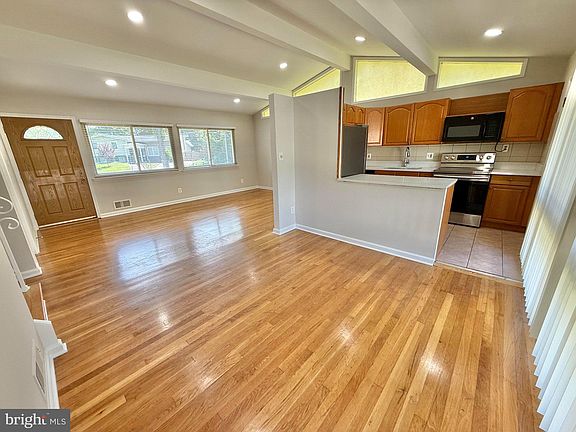 5th image of 7700 Glenister Dr