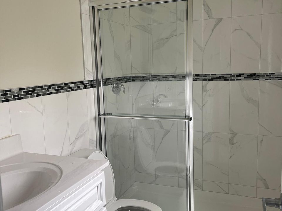 1st image of 472 Wilson Ave #3