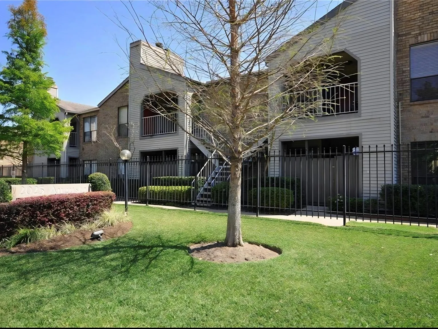 1 bed, 1.0 bath, 744 sqft, $1,200 — Photo 1
