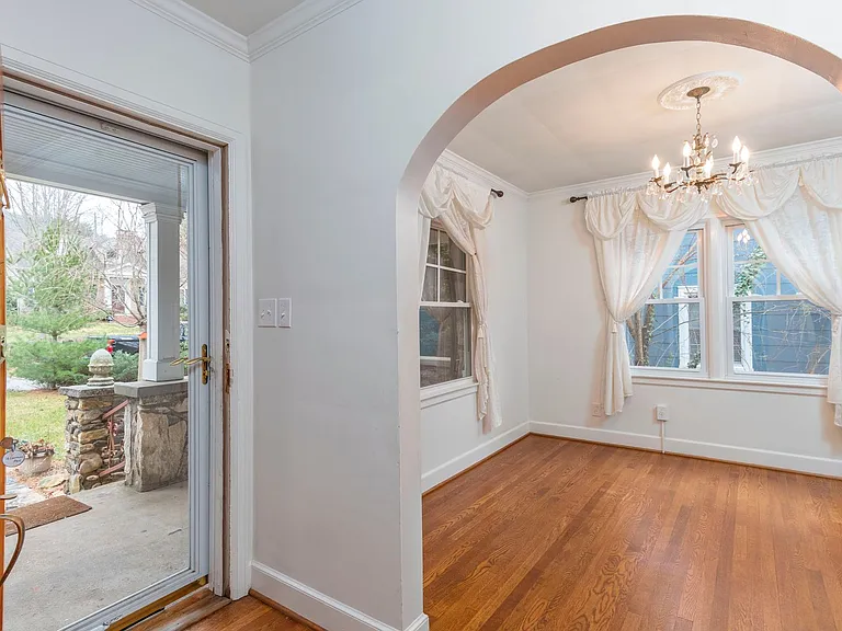 16 Lorraine Ave — Photo 4