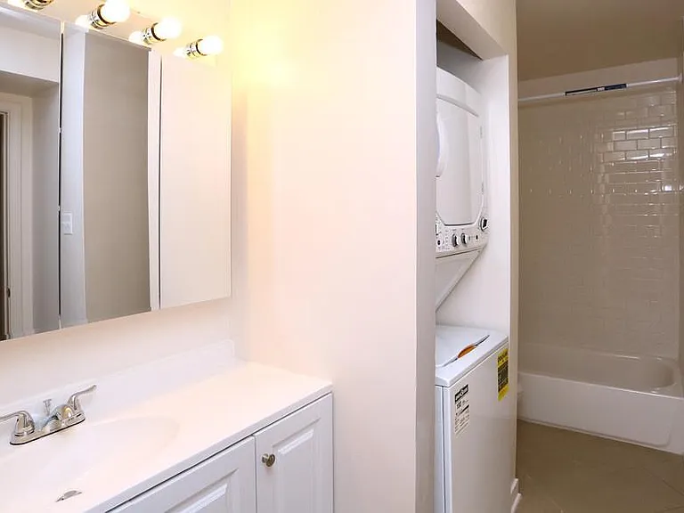 Emerald Court Apartments — Photo 33