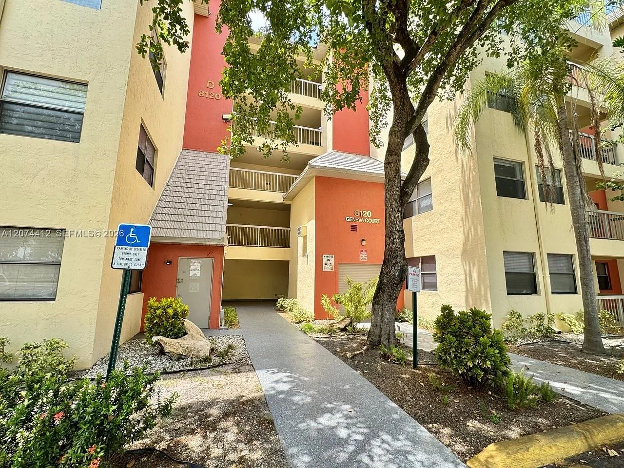 Las Vistas At Doral Condo — Photo 2