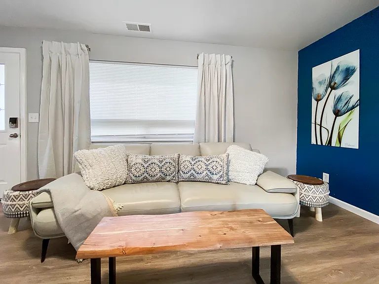 1302 Ross Ln N — Photo 3