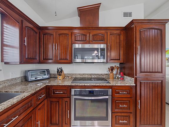 5th image of 823 W Oyster Dr