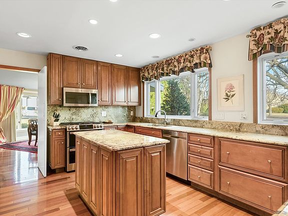 4th image of 22 Greencroft Dr