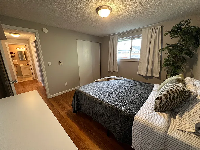 1104 N Pine St — Photo 6