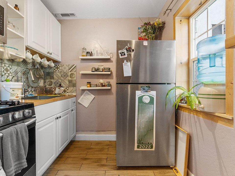 Kitchen, comes with fridge