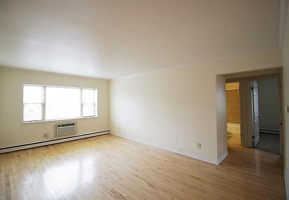 3rd image of 2030 N Oakland Ave APT 101