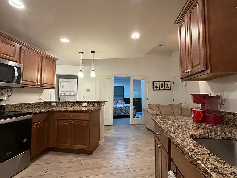 502 W 9th St — Photo 17