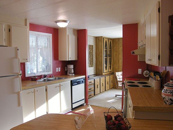 Kitchen w/eating bar and newer appliances