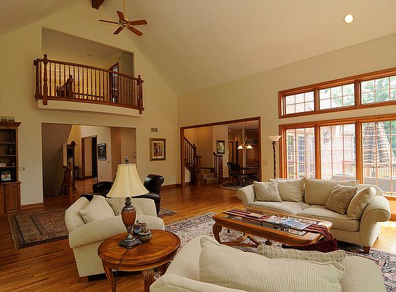 5th image of 16038 Creekwood Dr