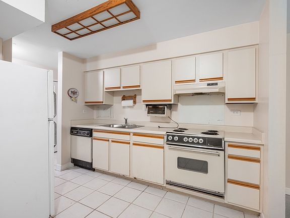 3rd image of 1605 E Central Rd Unit 106A