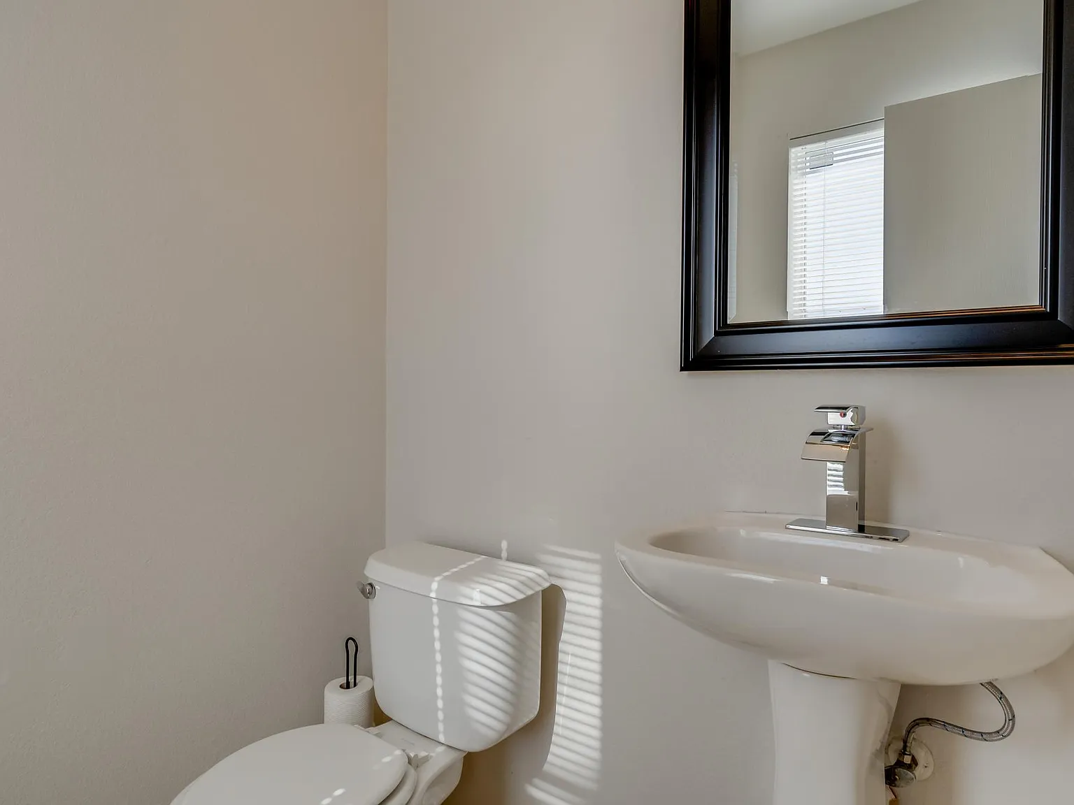 5 bed, 2.5 bath, 2330 sqft, $5,175 — Photo 2
