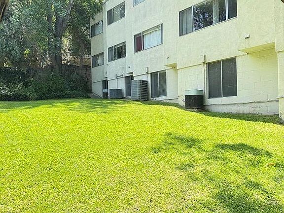 3rd image of 3030 Waverly Dr #11