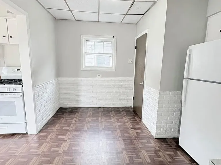 1019 Booth Ave — Photo 16