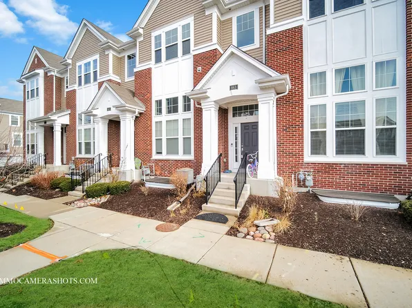 863 Lewisburg Ln, Aurora, IL 60504