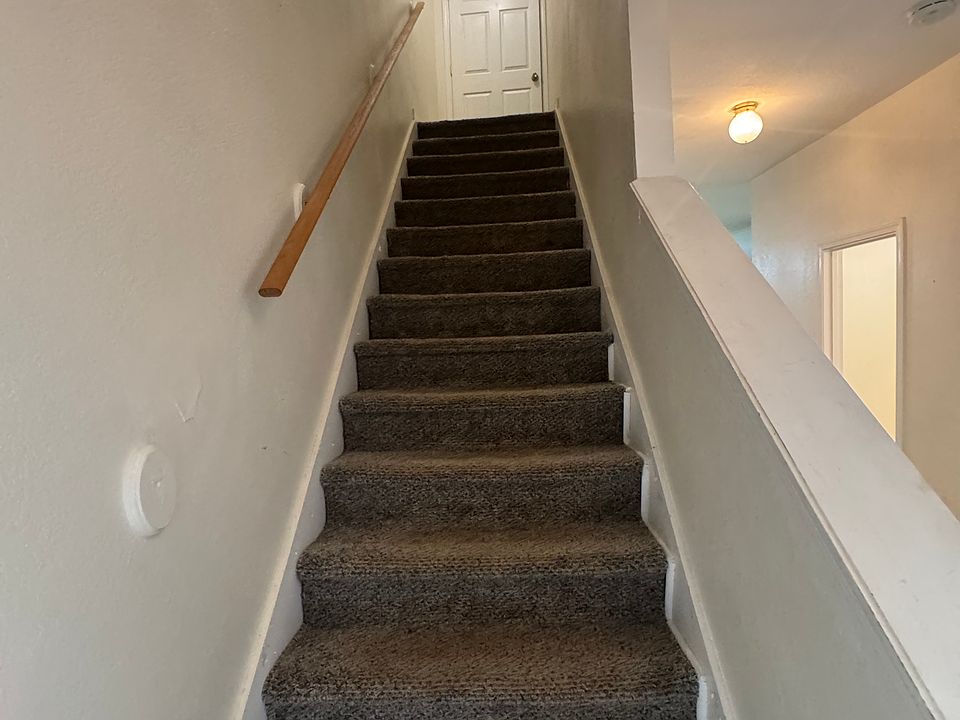 1st image of 391 Brookview Dr