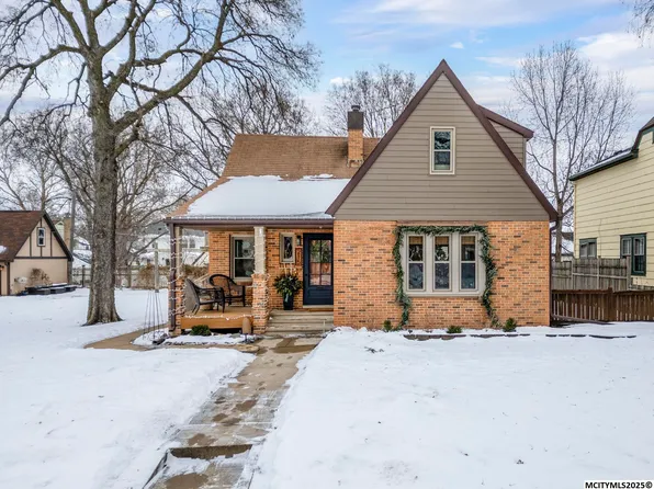 215 S Vermont Ave, Mason City, IA 50401