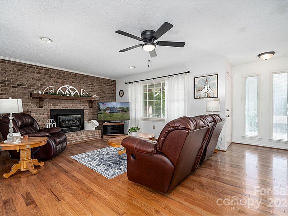 5th image of 2726 Camelot Dr