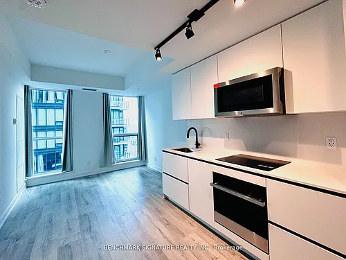 327 King St W #3705 Photo 1