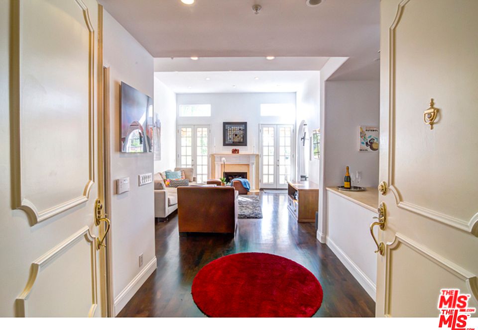 1st image of 962 N Doheny Dr #403