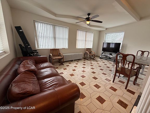 5th image of 815 W 1st St
