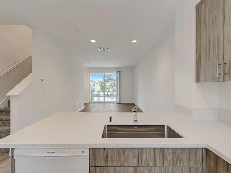 Estaire Luxury Townhomes — Photo 14