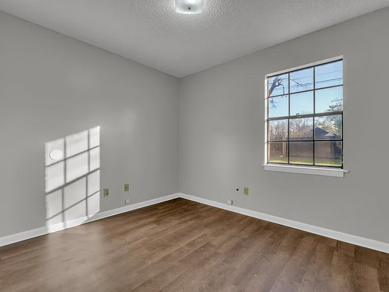 912 E Broad St — Photo 10