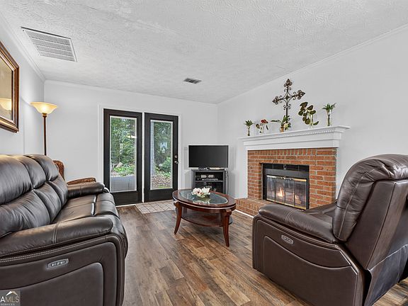 5th image of 320 Williamsburg Way
