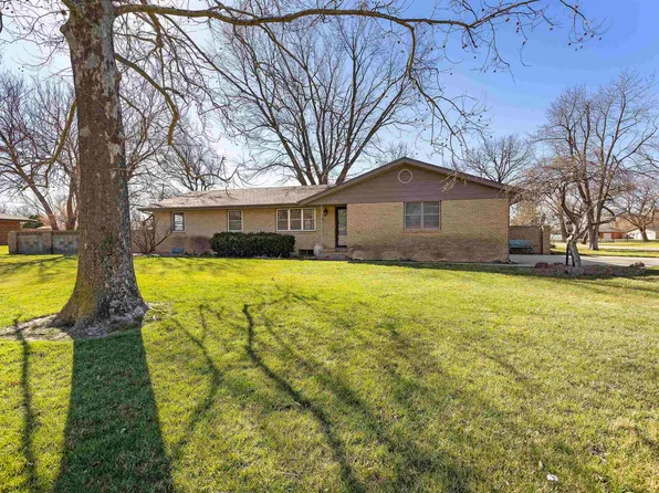 1519 Brookwood Dr, Hutchinson, KS 67502