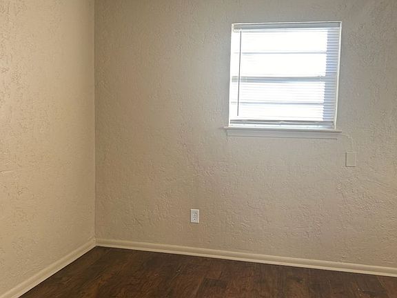 4th image of 1910 NW Hoover Ave #3