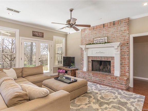 4th image of 208 Country Club Dr
