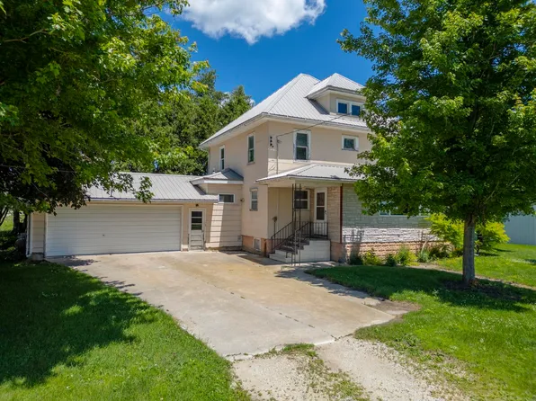 2438 Oakland Ave, Readlyn, IA 50668