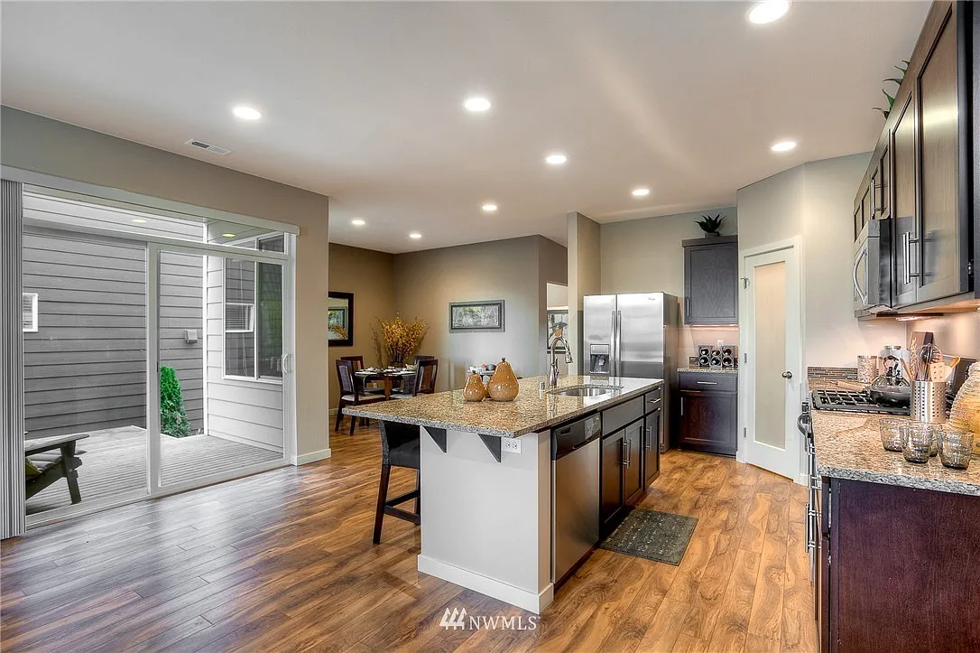 5 bed, 2.5 bath, 2268 sqft, $3,700 — Photo 2