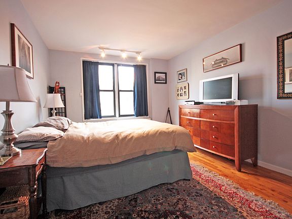 2nd image of 165 Christopher St #2Y
