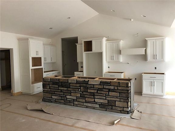 3rd image of 32 Tiverton Ln