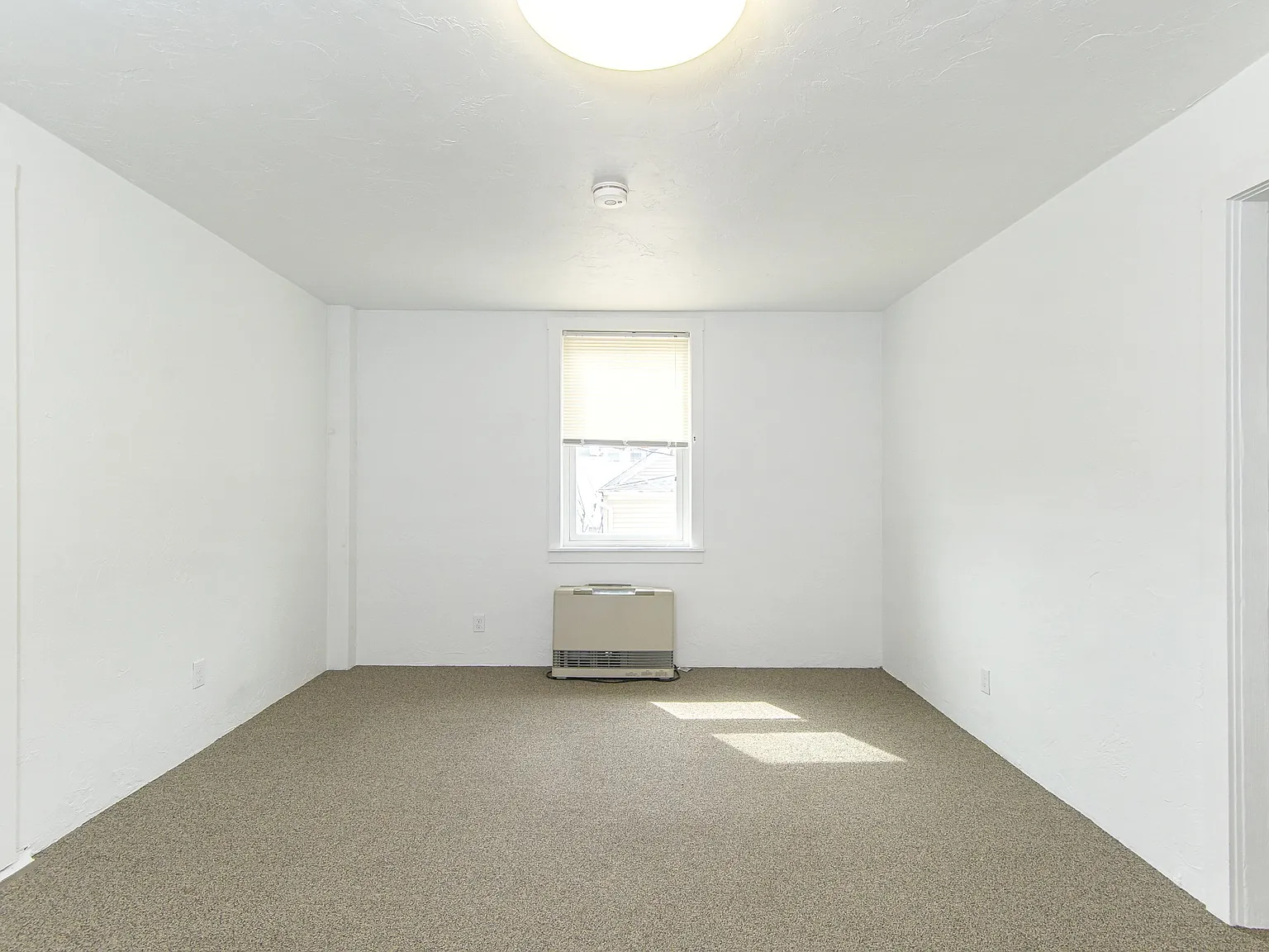 1 bed, 1.0 bath, 400 sqft, $1,300 — Photo 4