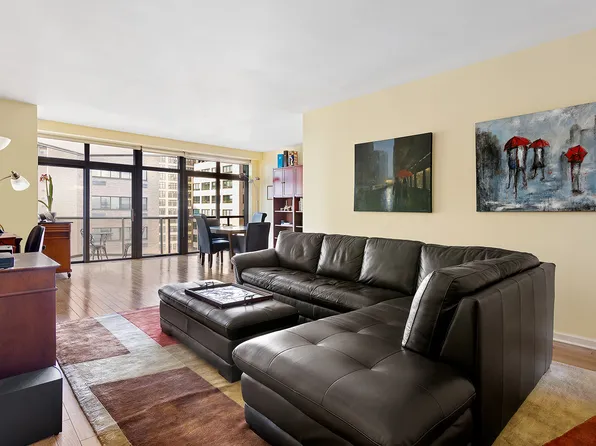 100 United Nations Plaza image 1 of 11