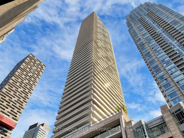 2221 Yonge St #506, Toronto, ON M4S 0B8