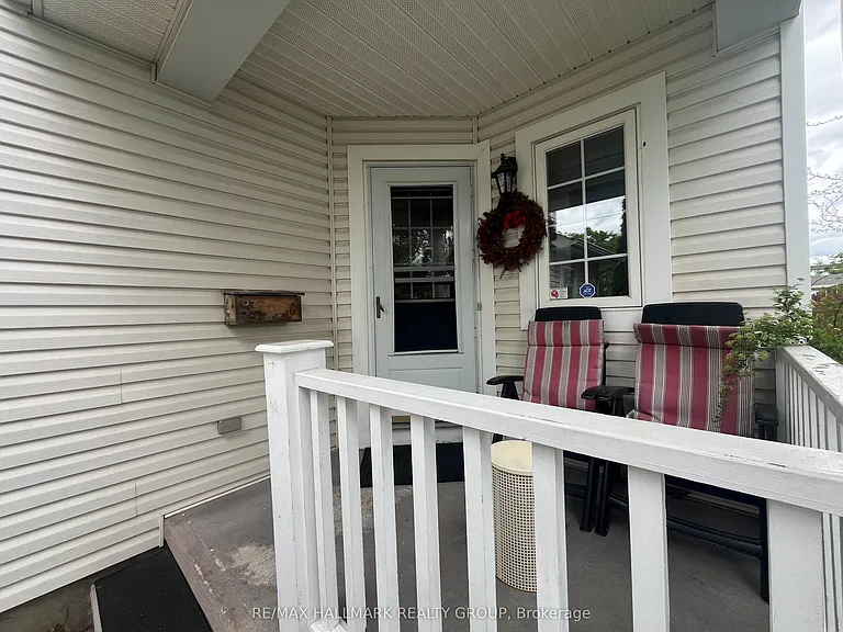 827 Como Cres — Photo 3