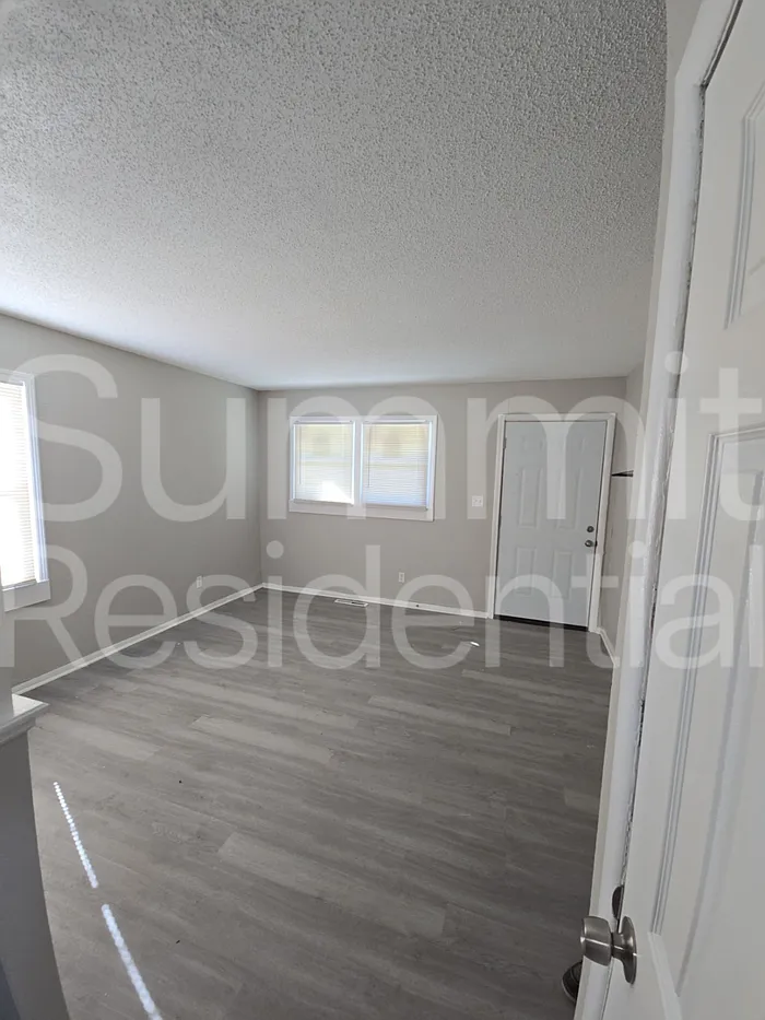 3 bed, 1.0 bath, 816 sqft, $1,095 — Photo 3