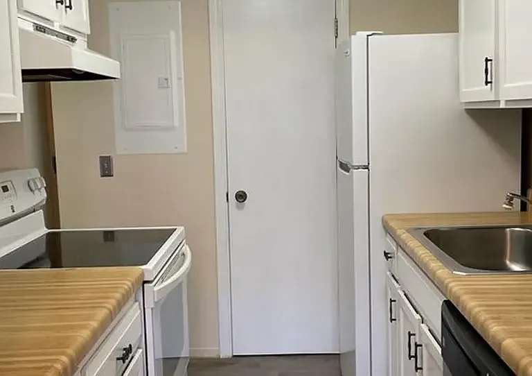 Hyannis House Apartments — Photo 1