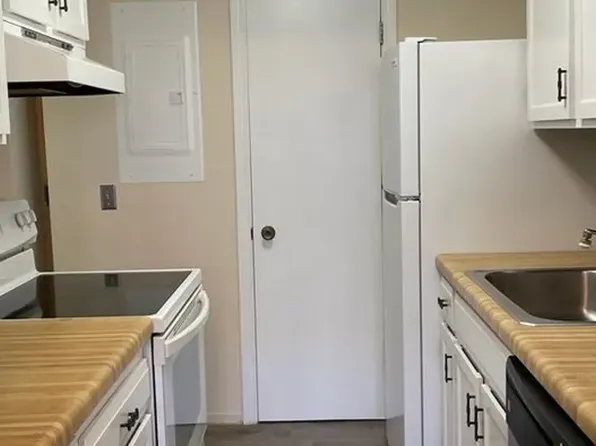 Hyannis House Apartments