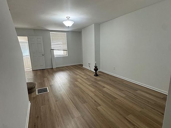 5th image of 3029 N Front St